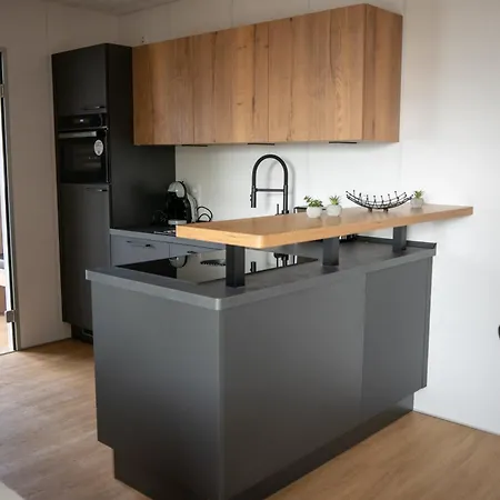 Apartmanhotel & By Revex 3*